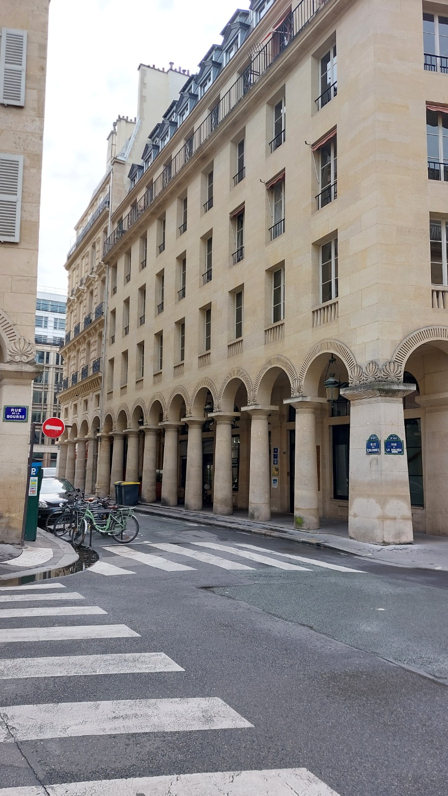 Les arcades à colonnes doriques de la rue des Colonnes, Paris 2e